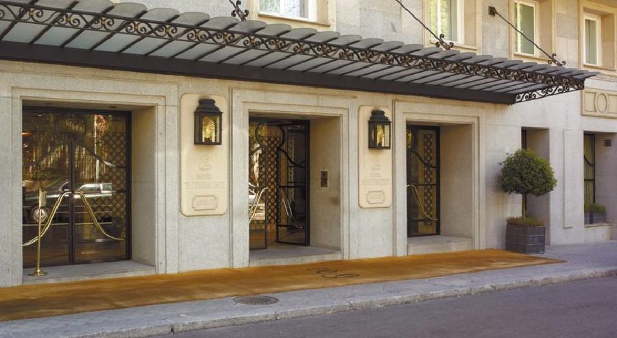 Hotel Barcelo Emperatriz Madrid Esterno foto Entrance to the hotel