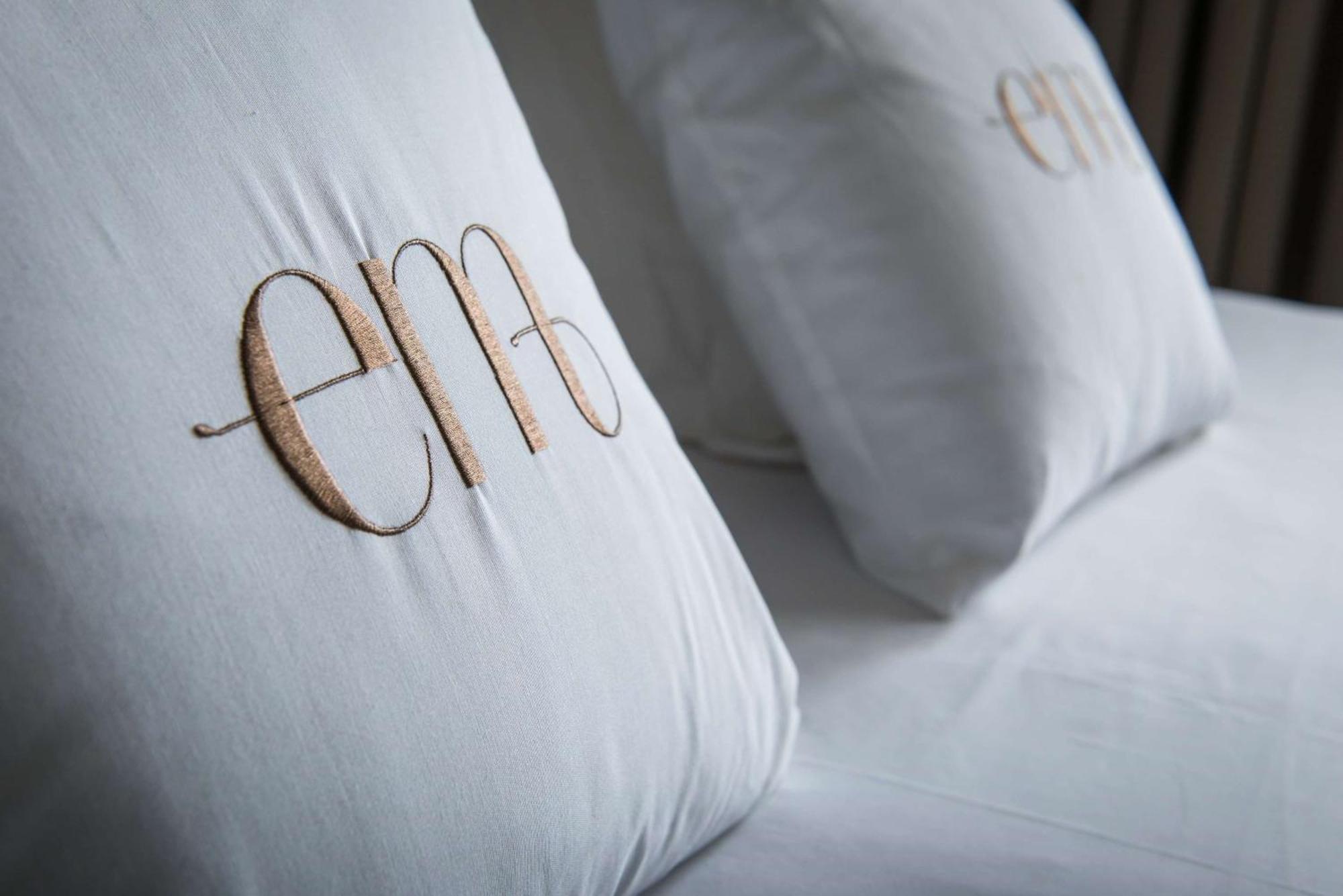 Hotel Barcelo Emperatriz Madrid Esterno foto The hotel's logo on the pillows