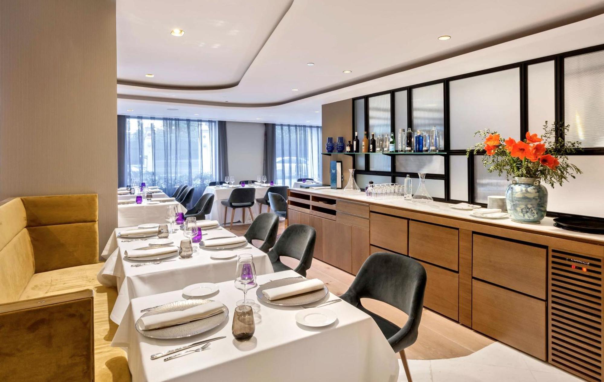 Hotel Barcelo Emperatriz Madrid Esterno foto The interior of the restaurant