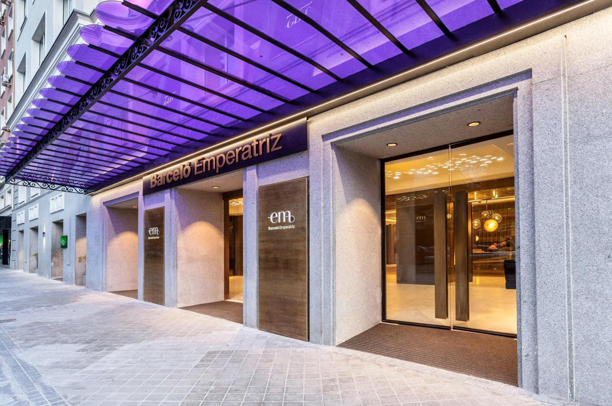 Hotel Barcelo Emperatriz Madrid Esterno foto Entrance of the hotel