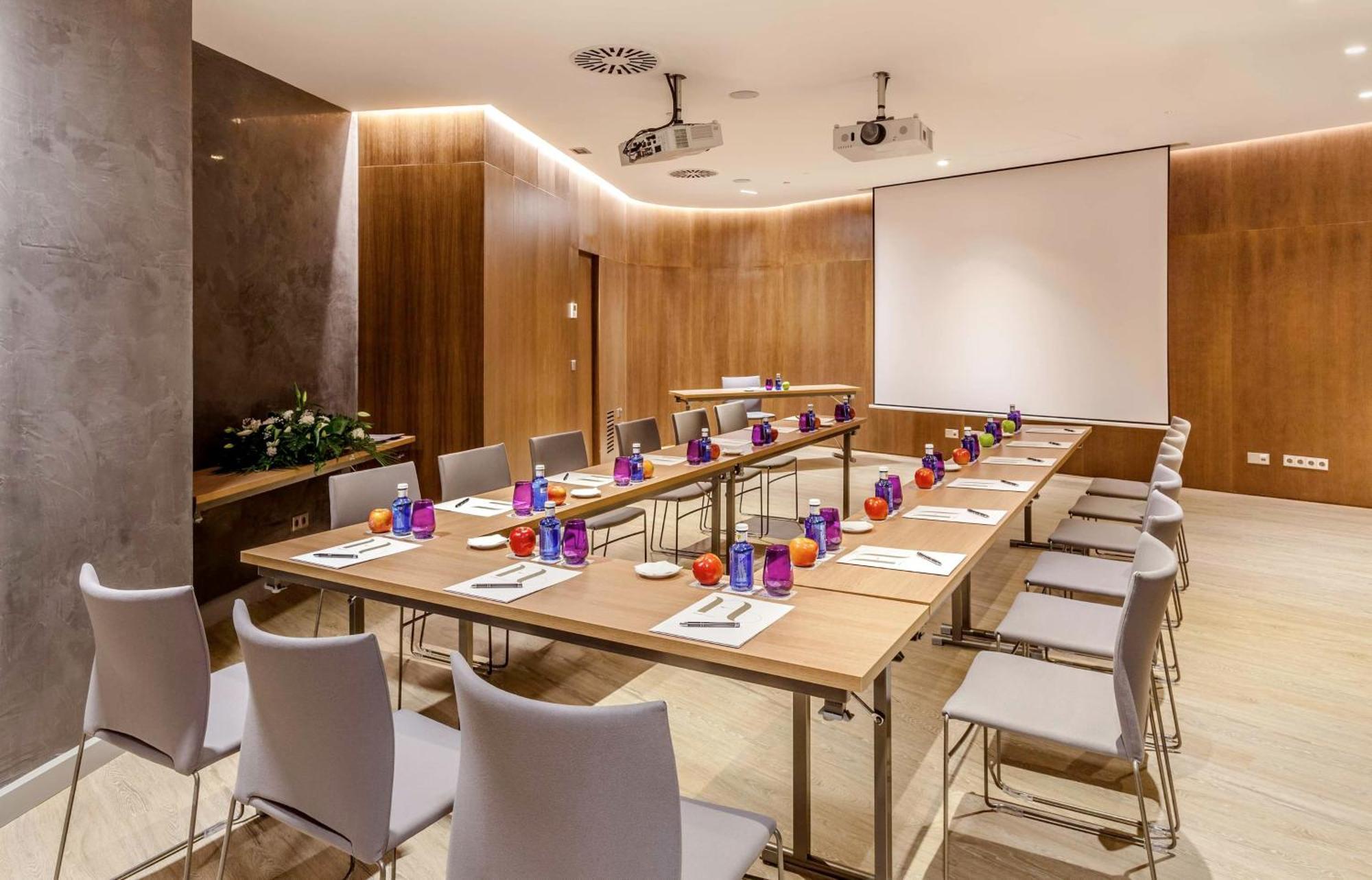 Hotel Barcelo Emperatriz Madrid Esterno foto Meeting room