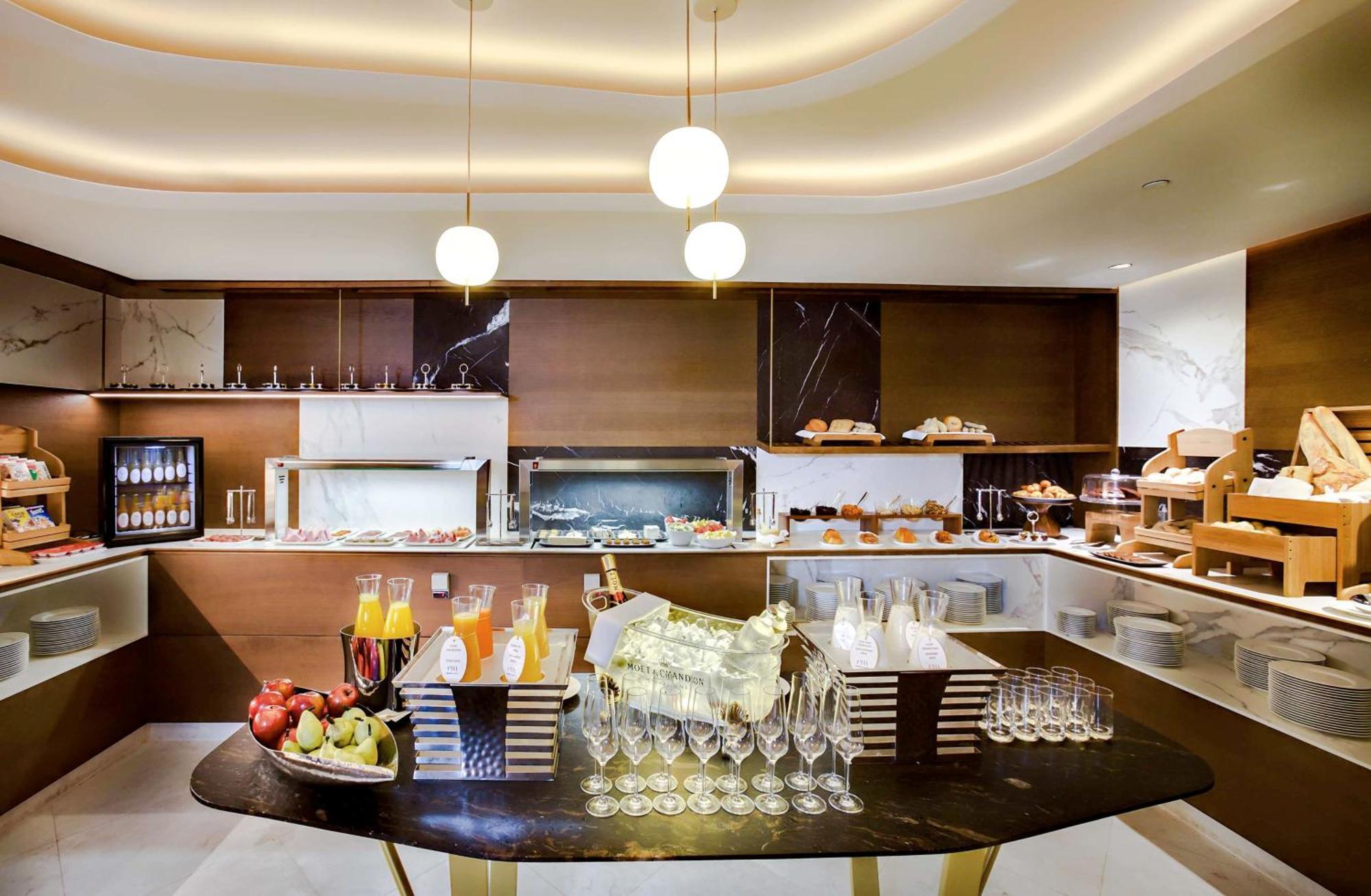 Hotel Barcelo Emperatriz Madrid Esterno foto The buffet at the lounge