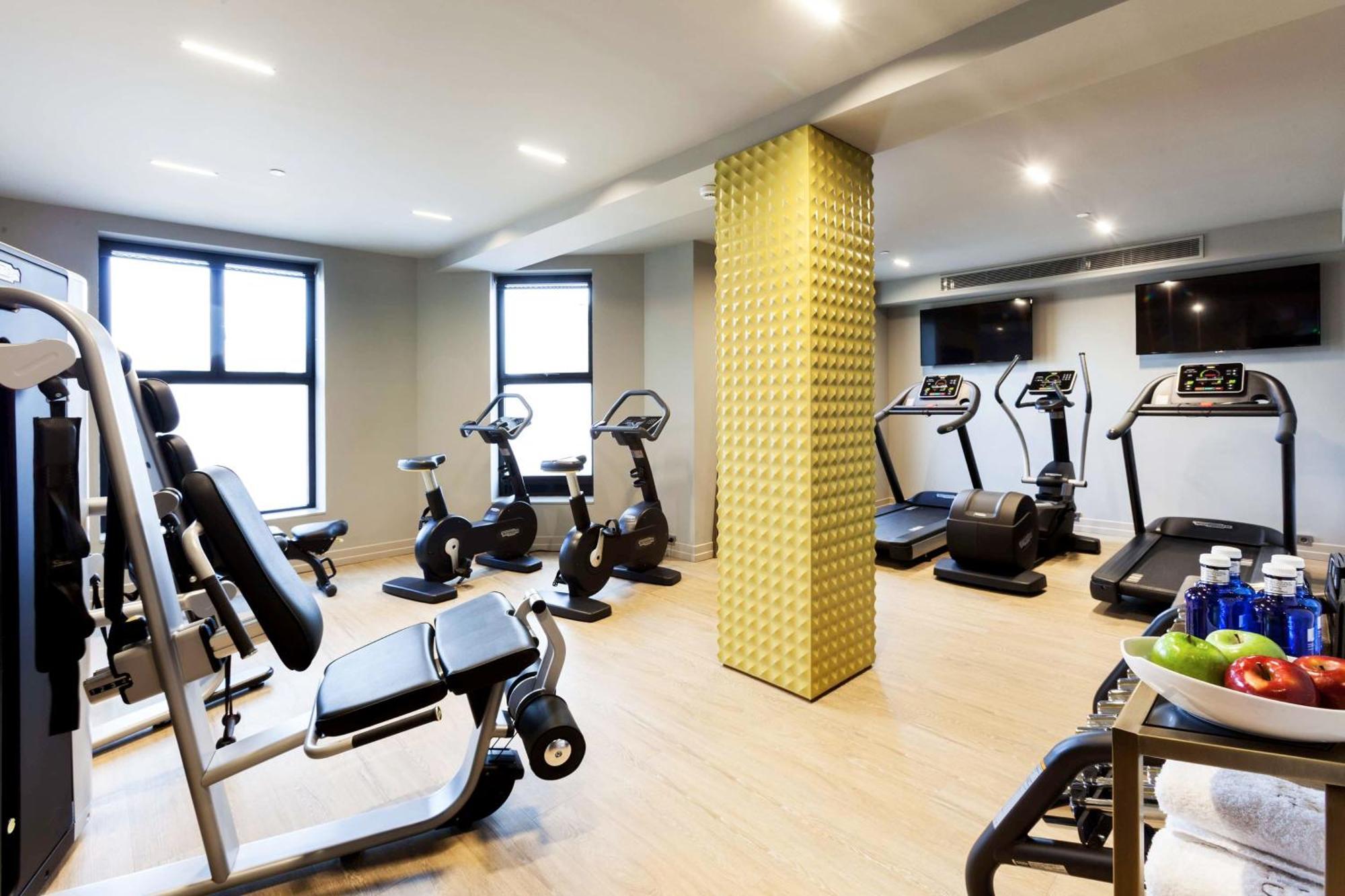 Hotel Barcelo Emperatriz Madrid Esterno foto The gym at the hotel