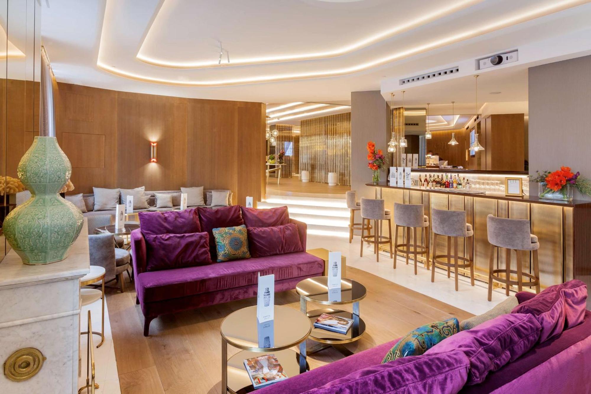 Hotel Barcelo Emperatriz Madrid Esterno foto The lounge at the airport