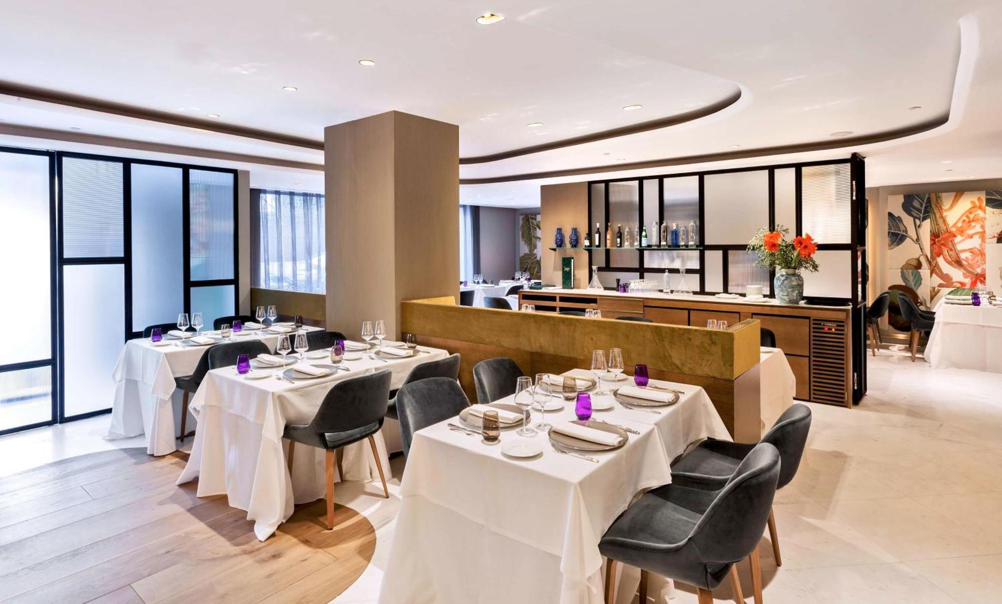 Hotel Barcelo Emperatriz Madrid Esterno foto The restaurant